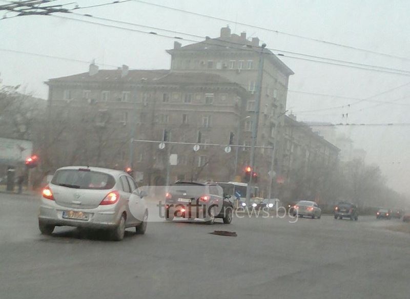 Пловдивчанин влезе в центъра на опасно кръстовище, за да затвори зейнала шахта СНИМКИ